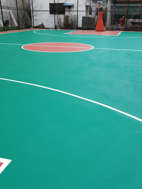 博湖 球场长期使用易出现地面开裂